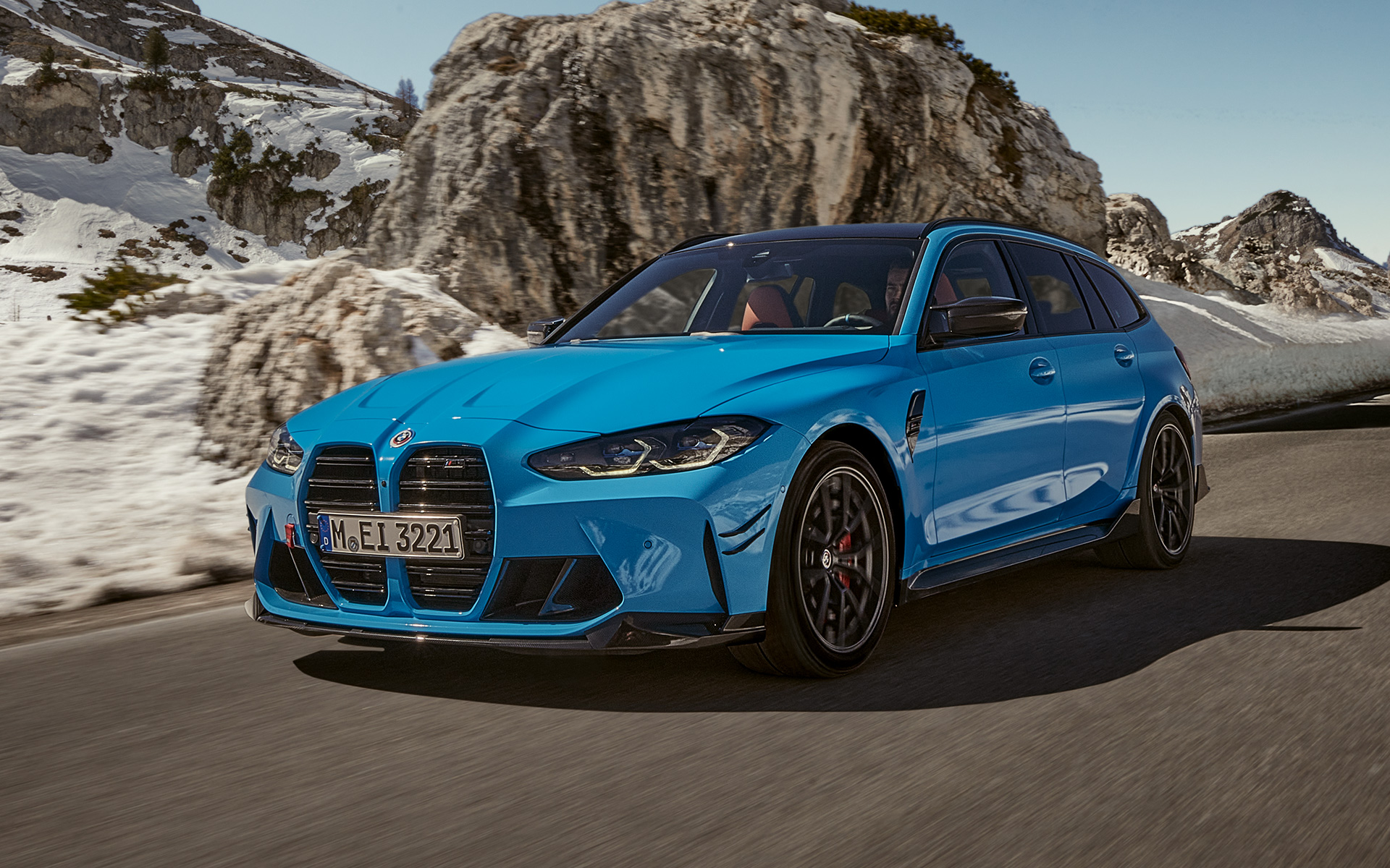 BMW M3 Touring G81 BMW M Performance delovi tročetvrtinski prednji prikaz vozila tokom vožnje BMW M3 Touring G81 BMW M Performance delovi tročetvrtinski prednji prikaz vozila tokom vožnje kroz planine