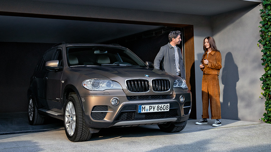 BMW ispred garaže sa modelima BMW Value Service BMW ispred garaže sa modelima