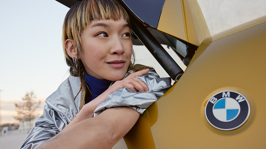 Trajanje usluge BMW Service Inclusive i ugovorni periodi za polovni automobil BMW Service Inclusive žena viri iz prtljažnika BMW-a X2