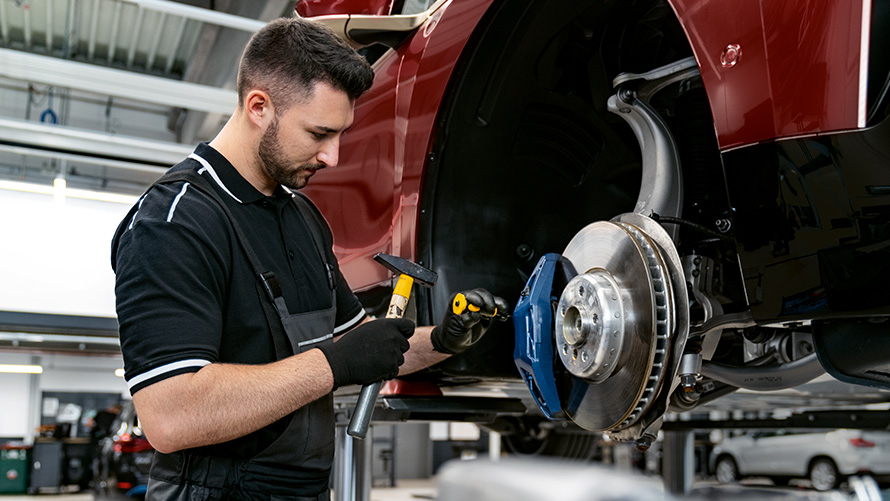 BMW Service Inclusive Plus ponude BMW Service Inclusive Plus član osoblja radionica podešava kočnice