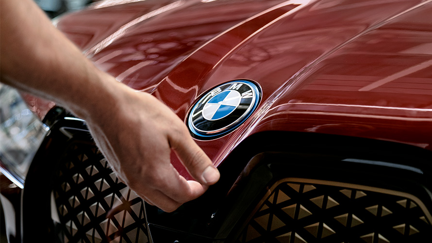 BMW Service Inclusive ponude BMW Service Inclusive BMW logo na modelu BMW iX