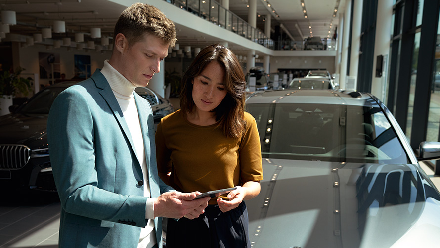 BMW Service Inclusive BMW Service Inclusive muškarac i žena u BMW-ovom salonu