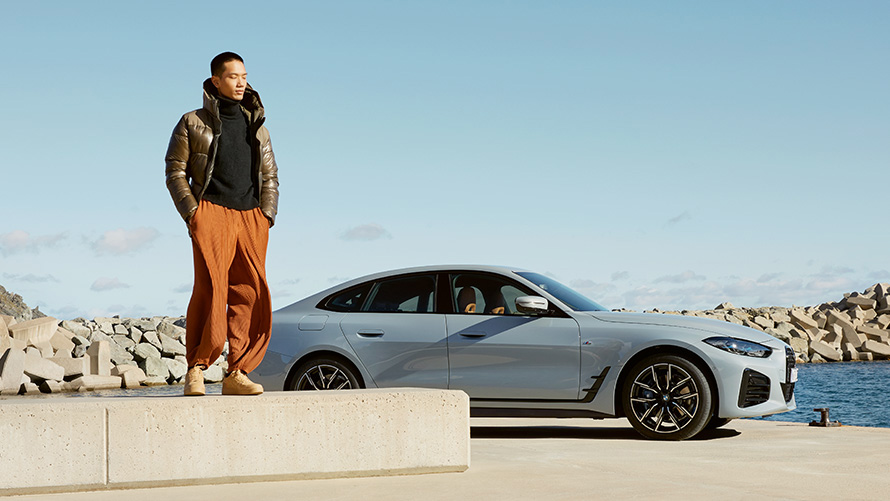 BMW Value Service BMW Service Inclusive BMW Service Inclusive čovek ispred BMW-a i4 na obali